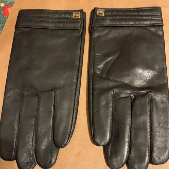UCLA GLOVES SZ M.BLACK LEATHER USED TWICE